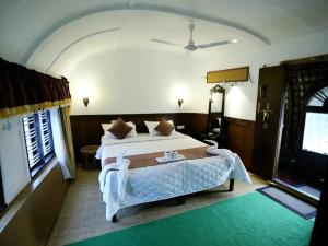 Kalappura Houseboats & Tours