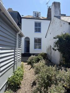 Lenham House by Keepers Cottages