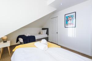 4BR Bungalow 2 Baths Driveway Sleeps 7 Short and Long Term Stays