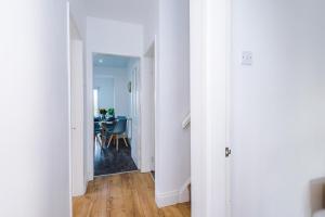 4BR Bungalow 2 Baths Driveway Sleeps 7 Short and Long Term Stays