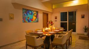 Luxury 4BHK Retreat with Netflix, Balcony & Family Stay