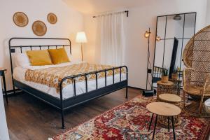 Open Concept Boutique Hotel - Free Parking & Breakfast