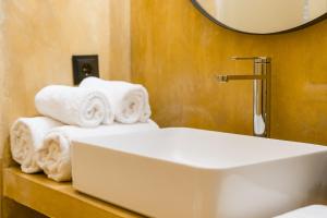 Lemon Villa with Private Indoor Heated Pool - Oporto Lemon Farm, near Porto