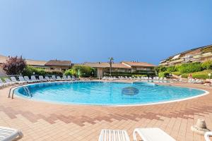 Garda SI lake view with pool