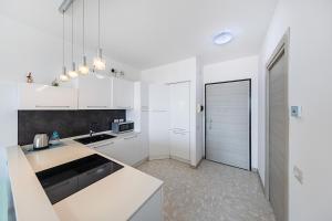 Garda SI lake view with pool