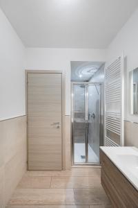 Garda SI lake view with pool