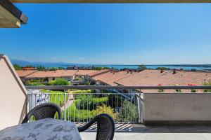 Garda SI lake view with pool