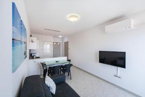 Garda SI lake view with pool