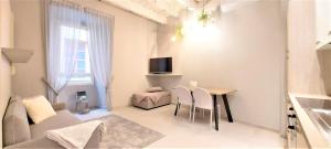 Petronilla House 008055-LT-1202