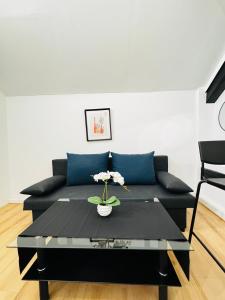 Comfortable 5-Bedroom Apartment for 13 Near Train Station