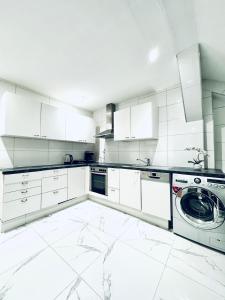 Comfortable 5-Bedroom Apartment for 13 Near Train Station