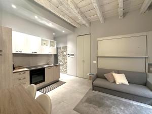 Petronilla House 008055-LT-1202