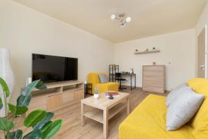 Comfortable Apartment with Balcony Remote Working Near a Nature Reserve by Noclegi Renters