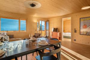 Stylish Alpine Hideaway with Panoramic Views