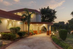 SaffronStays Emerald Farms