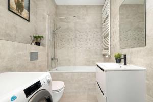 Elegant Apartment in Poznań with Parking, Garden and Bathtub by Noclegi Renters