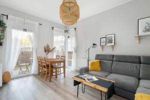 Elegant Apartment in Poznań with Parking, Garden and Bathtub by Noclegi Renters