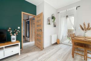 Elegant Apartment in Poznań with Parking, Garden and Bathtub by Noclegi Renters