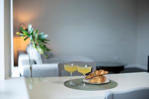 Spacious and Modern Apartment with Free Parking