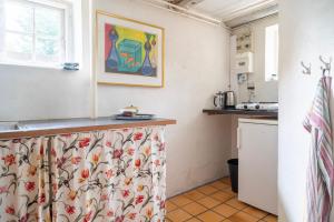 Lyst og rummeligt kælderværelse med egen indgang og parkering