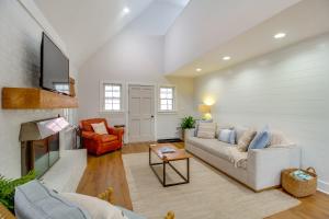 2 Mi to Tims Ford Lake! Cozy Cottage with Fireplace