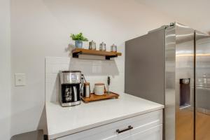 2 Mi to Tims Ford Lake! Cozy Cottage with Fireplace