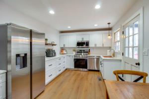 2 Mi to Tims Ford Lake! Cozy Cottage with Fireplace