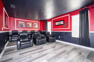 8BR Luxury Villa with Private Pool, Hot Tub, Game Room & Cinema