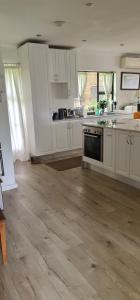 Waybury Cottage - a cozy home from home !