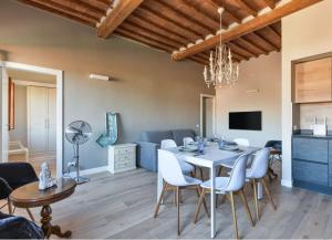 Maison Carol, moderna e luminosa in centro e vicino al mare