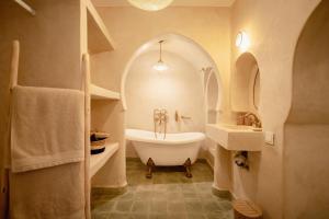 Riad KECH LeS ESSENTIELS