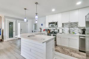 Walk to Coligny Beach Tropical Hilton Head Condo