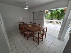 Casa 30mt da praia. Wi-Fi e 3 vagas. Cond fechado