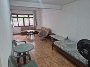 Casa 30mt da praia. Wi-Fi e 3 vagas. Cond fechado
