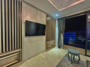 Modern Spacious apartment with free Parking and AC