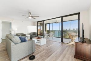 Newly Renovated 2-Bedroom Beach Condo w Amenities, Sleeps 6