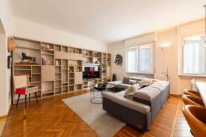 tHE Globe Trotter - City Life Area