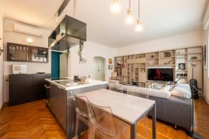 tHE Globe Trotter - City Life Area