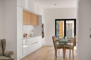 4 Bed House near Purley, by ARP Homes, Free Parking, Ideal for Long Stays & Insurance Bookings