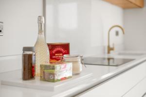 4 Bed House near Purley, by ARP Homes, Free Parking, Ideal for Long Stays & Insurance Bookings