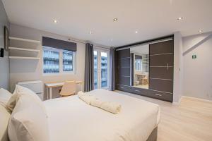 Stylish 4 Bedroom Home with Hot Tub in London