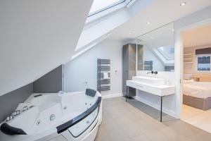 Stylish 4 Bedroom Home with Hot Tub in London