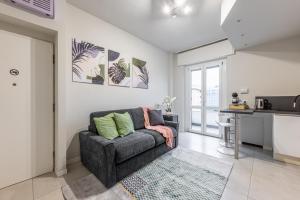 Navigli bilocale moderno con balcone sul giardino