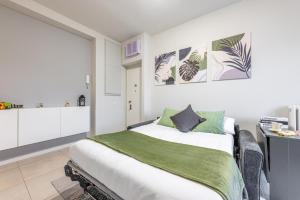 Navigli bilocale moderno con balcone sul giardino