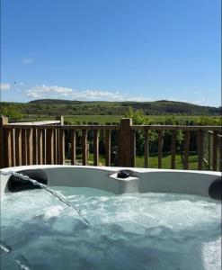 The Galloway Steading - The Foxs Den with Hot Tub and Fire Pit