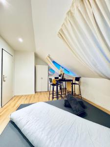 Private Rooms in Comfortable 5-Bedroom Apartment Near Train Station