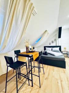 Private Rooms in Comfortable 5-Bedroom Apartment Near Train Station
