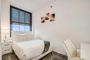 Downtown Chicago Stay with Free In & Out Parking 3