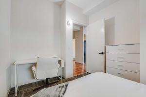 Downtown Chicago Stay with Free In & Out Parking 3