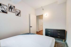 Downtown Chicago Stay with Free In & Out Parking 3